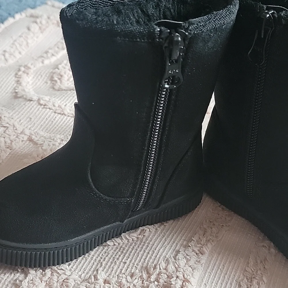 Cat & Jack little girls black boots, size‎ 5. New. Faux Fur lining.